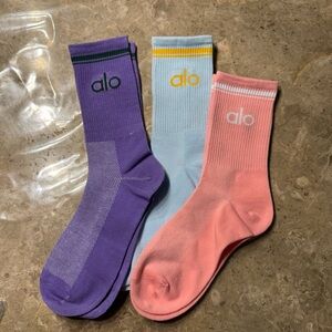 New Women’s Alo Socks
New with tags in its packaging 
3 pairs 
Fits sizes 6-11